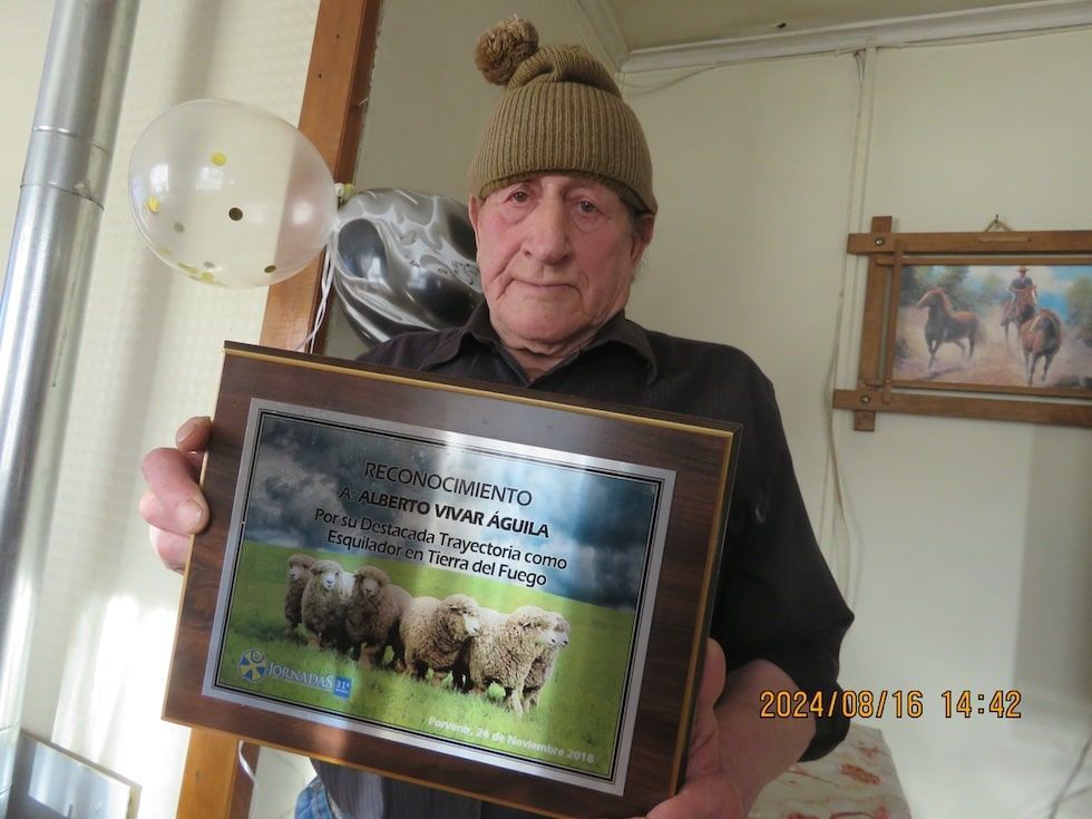 “El Hombre del Gorro con Pompón: Leyenda Viva de la Esquila en Tierra del Fuego”