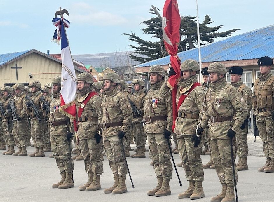 “Desafiando el Frío: El Espíritu Patriótico Brilla en Tierra del Fuego”